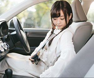 シートベルト-故障-原因-ベルトが戻らない-バックル-ロック-外れない-子供-チャイルドシート-何歳まで使う-装着画像
