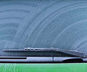 車-フロントガラス-夏-曇る-冬-凍る-雨-内側-凍結-外側-カバー-防止-対策-対処-方法-凍ったガラス画像